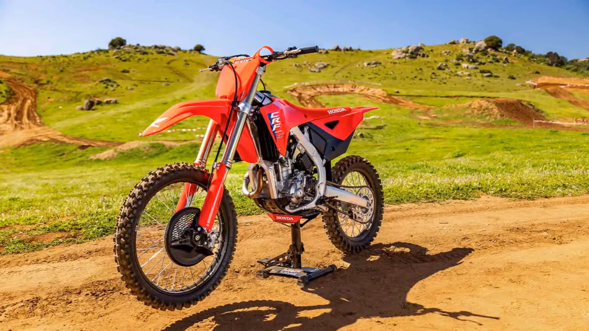CRF 250R vista lateral esquerda em ambiente externo